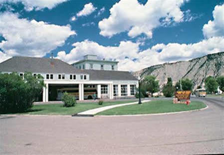 Mammoth Hot Springs Hotel Gardiner Exterior photo